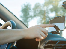 Cama takılan telefon tutuculara yasak geliyor