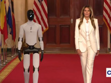 20 bin dolarlık robot Beyaz Saray’da yürüdü