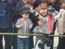 Metal kolların dansı hastanede bitti: İnsansı robot küçük çocuğu tokatladı