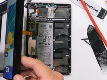 Satışa çıkamayan telefonun içinden çıkanlar şaşırttı