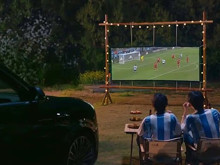 Huawei'den araç farlarına devrim: Yola yazı yazıp film oynatabiliyor