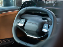 Lüks elektrikli araç üreticisi yol ayrımında: Üretim durdu, stoklar şişti