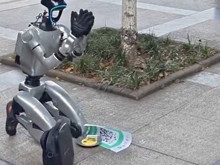 Çin'de sokakta dilenen insansı robot sosyal medyada gündem oldu