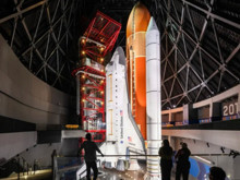 NASA'nın son uzay mekiği Endeavour ilk kez tam haliyle görücüye çıkıyor