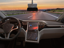 Aşırı hız cezası alan sürücü suçu Tesla otomobiline atmak istedi, ama...
