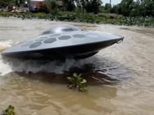 Nehrin ortasından geçen "UFO" görenleri hayrete düşürdü