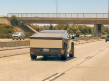 Tesla’dan şaşırtan Cybertruck kararı: Satışlar düşerken fiyat yine yükseldi