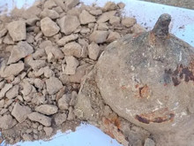 Hurdalıkta otomobil parçası arıyordu, 1800 yıllık kalkan buldu