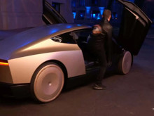 Tesla Cybercab yolcu almaya başladı: Direksiyon da pedal da yok