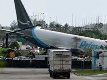 Amazon'un yükünü taşıyan Boeing 767 pistten çıktı: Uçakta yangın başladı