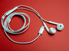 Apple’ın kablolulu kulaklıklarını almak hala mantıklı mı?
