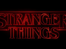 Stranger Things'in kırmızı harfleri neden bu kadar tanıdık geliyor?