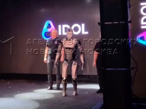 Rusya'daki insansı robot tanıtımında utandıran an