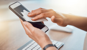 Parmak izlerinden kurtulun: Telefon ekranı nasıl temizlenir?