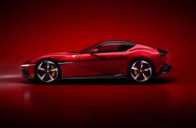 Karşınızda Ferrari 12Cilindri: Eski usul asfalt canavarlarına selam çakıyor