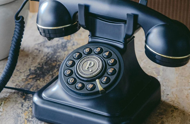 Akıllı telefonlara isyan etti, ev telefonu sayesinde milyoner oldu