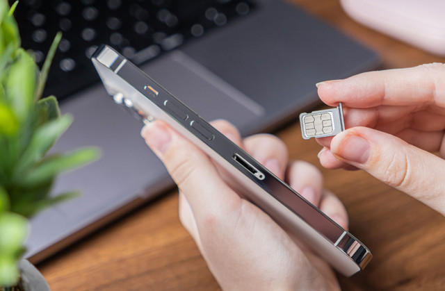 Katlanabilir iPhone için radikal karar: SIM kartlar tarih oluyor