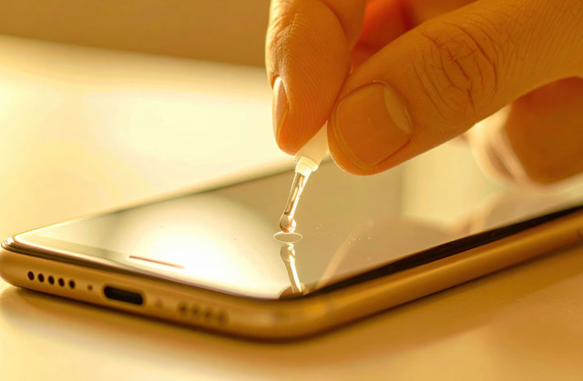 Ekran koruyucuda devrim: Sıvı cam nedir, telefon ekranını nasıl koruyor?