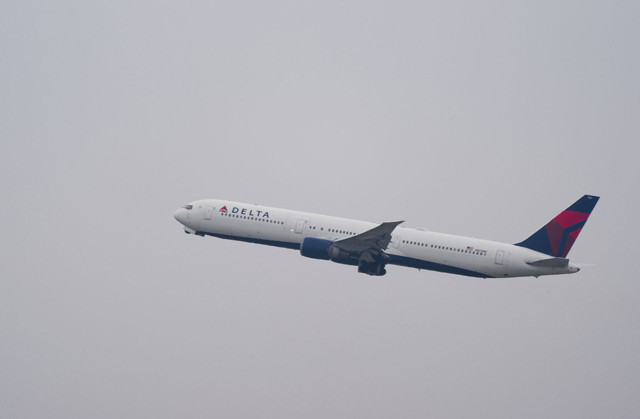 Ölümle burun buruna gelinen saniyeler: Düşen uçaktan indi, patlama gerçekleşti