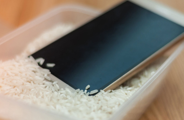 Islanan telefonu pirince yatırmak gerçekten işe yarıyor mu?