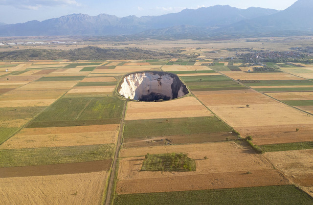 Şehirleri yutan "kara delikler": Obruklar nasıl oluşuyor?
