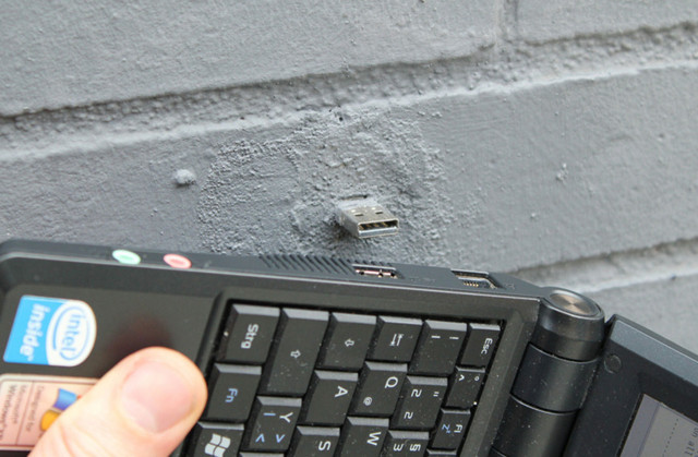 Şehir duvarlarındaki gizemli USB bellekler: Duvarlara gömülü USB bellekler ne saklıyor?