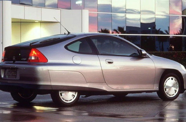 Otomobil tarihinin en tuhaf tasarımı: Bir depo yakıtla dünyayı gezmek için üretilmişti