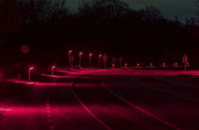 Korku filmi sahnesi değil: Odense şehri yollarını kırmızıya “boyadı”