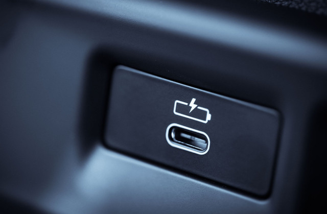 Kontak kapalıyken USB girişleri aküyü bitirebilir mi?