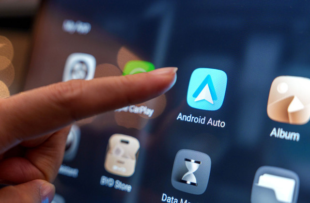 Youtube Android Auto ekranına geldi ama video izlemek hala hayal