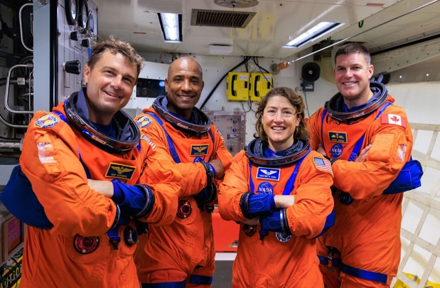 Artemis 2 astronotlarının kıyafetleri neden turuncu?