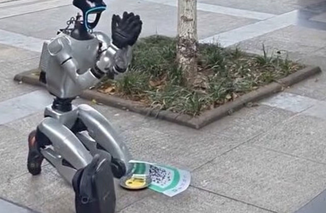 Çin'de sokakta dilenen insansı robot sosyal medyada gündem oldu