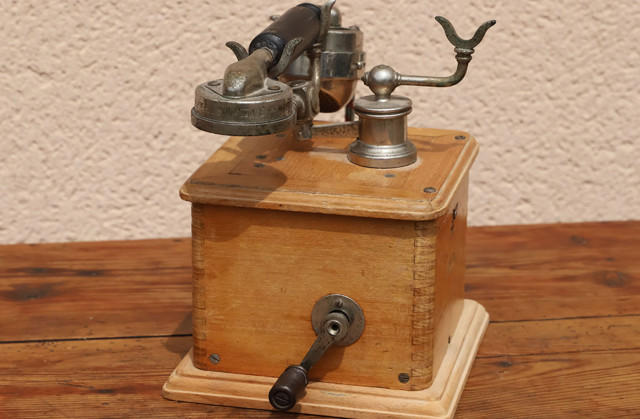 1900'lerin telefonlarındaki çevirme kolu aslında ne işe yarıyordu?