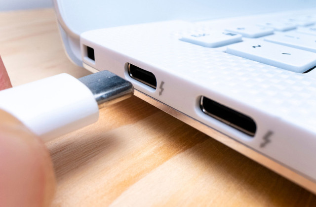 USB girişlerinin yanındaki hangi simge, ne anlama geliyor?