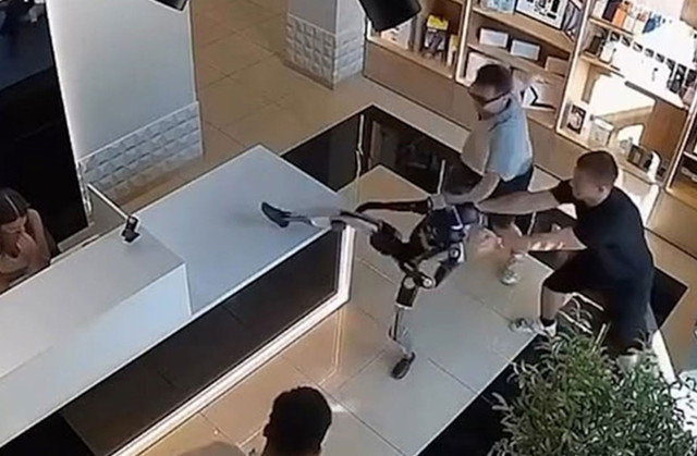 Rusya'da robot asistan müşteriye saldırdı
