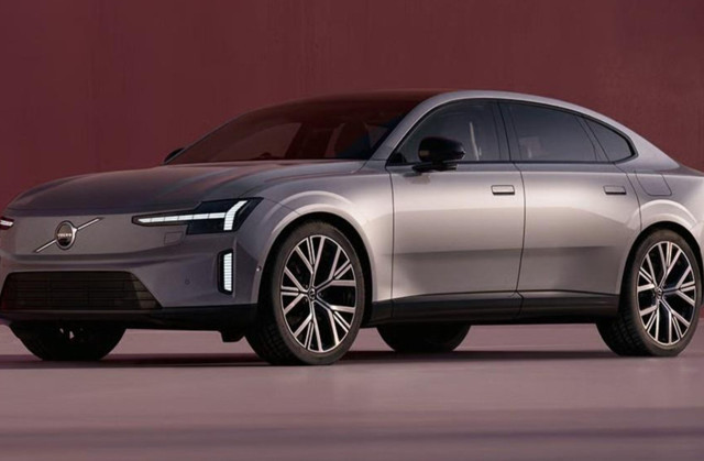 Tek şarjla yaklaşık 700 km gidiyor: Volvo ES90 Türkiye fiyatı belli oldu