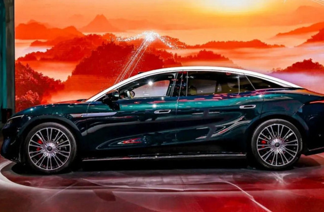 BYD’nin 5,26 metrelik sedanında arka tekerlekler de yön değiştiriyor