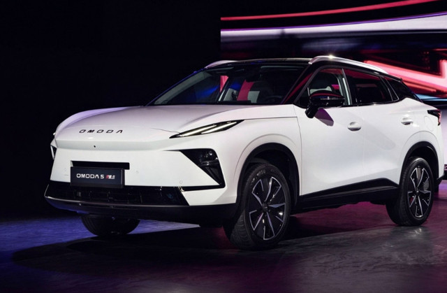 OMODA 5 NEXT Paris’e çıktı: Hibrit motorun yanında neler sunuyor?