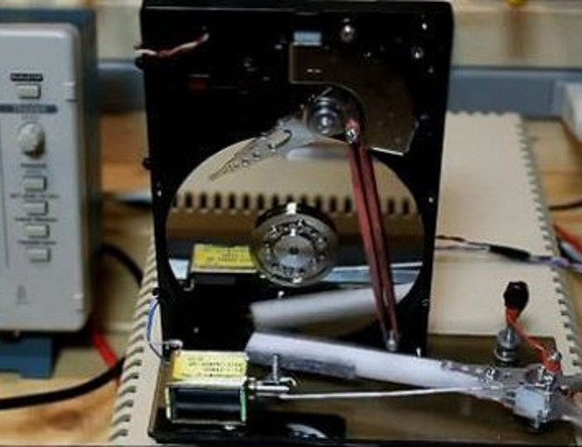 Bilgisayar parçalarından orkestra kurdu!