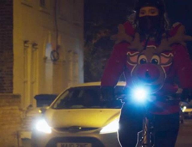 Trafikte 'Güvenli Mesafe'ye Dikkat Çeken Ford'dan Özel Yeni Yıl Kazağı