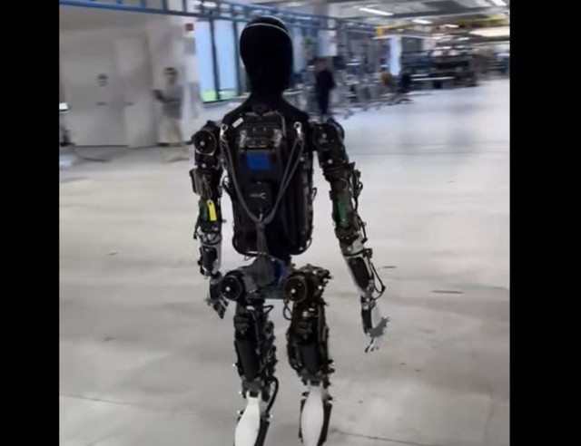 Elon Musk insansı robot Optimus'un yeni bir videosunu paylaştı