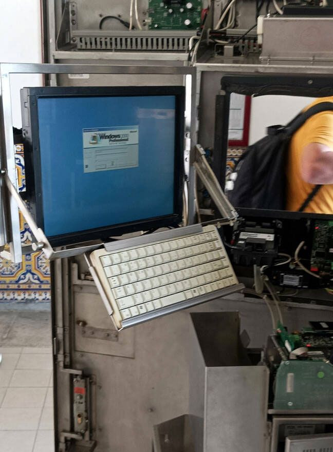 Bilet makinesi arızalandı, içinden Windows 2000 çıktı - Resim: 2