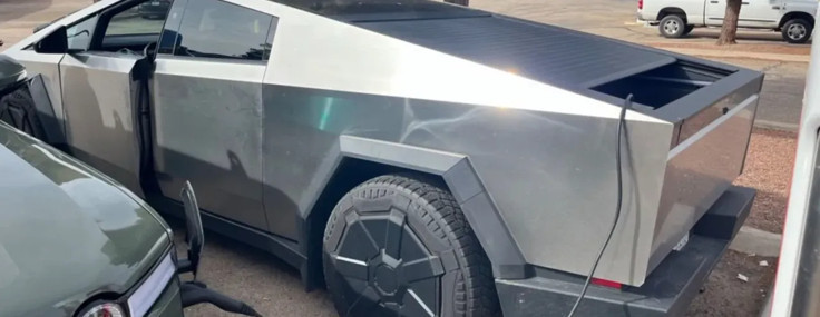 Tesla Cybertruck, yolda kalmış bir Rivian R1S'i işte böyle kurtardı