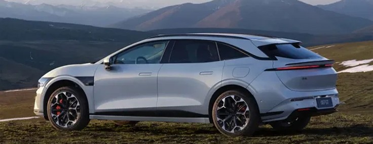 Çinli Zeekr'dan sıradışı bir elektrikli sedan: 007GT sahneye çıktı!