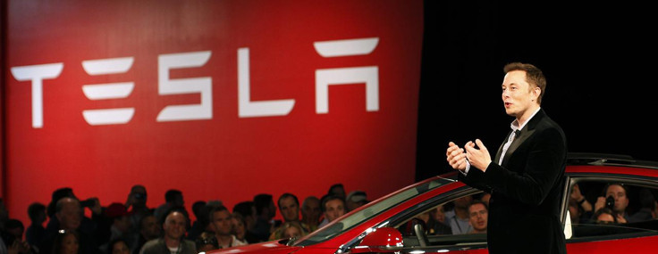 Eski ABD askeri, Musk'a olan nefretini Tesla aracını tankla ezerek gösterdi