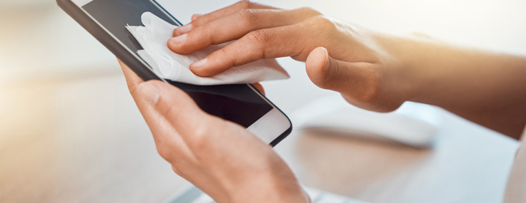 Parmak izlerinden kurtulun: Telefon ekranı nasıl temizlenir?