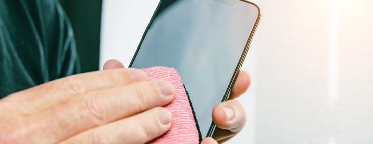 Telefon ekranını temizlerken yapılan en büyük hata: Cihazınıza kalıcı hasar veriyor!