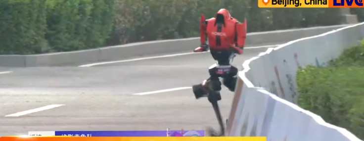 Robotların koşu yarışması: Düşe kalka başladılar, uçar gibi bitirdiler