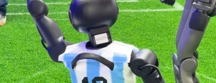 IFA 2026'nın en ilginç robotları: Biri dövüşüyor, biri yazı yazıyor