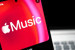 Apple Music'teki her &uuml;&ccedil; yeni şarkıdan biri yapay zeka &uuml;r&uuml;n&uuml;: Şimdi etiket geliyor